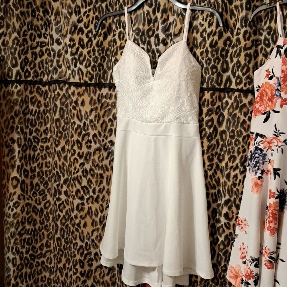 Dresses - Picture 2 of 4